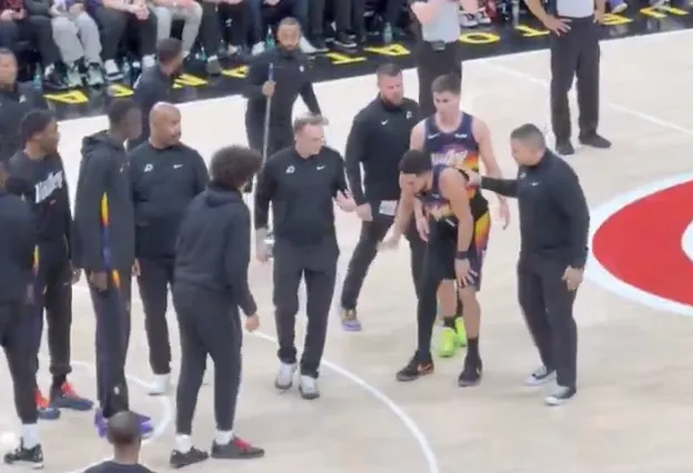 开云体育在线-太阳记者：为减少膝盖压力，布克赛后拄拐离开更衣室