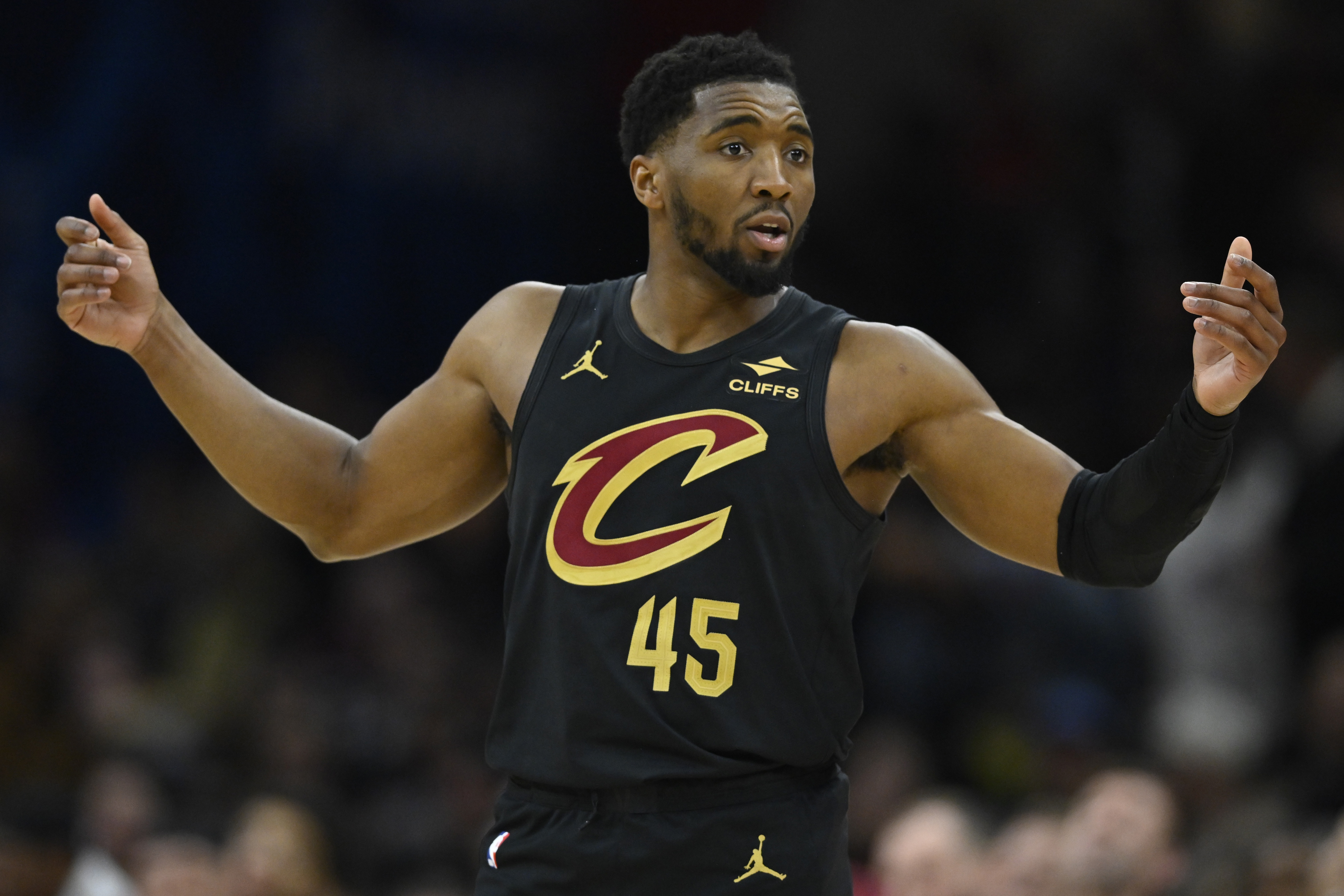 开云体育在线-再加把劲儿!米切尔半场首发17分钟 13中6&三分4中1砍16分2板